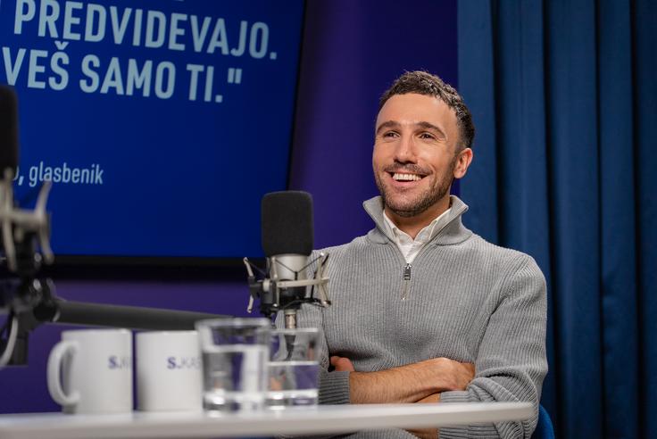 "Moški ego velikokrat pride prav v karieri in življenju. V tem primeru pa sem ga moral malo črtati," je povedal o upodobitvi ženskih vlog v hrvaški različici oddaje Znan obraz ima svoj glas. | Foto: Luka Petrič