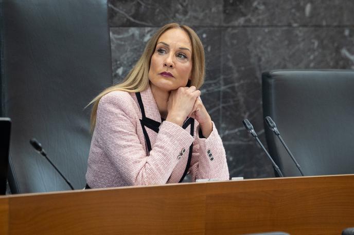 Meira Hot | Predlagateljica zakona, poslanka SD Meira Hot je v obrazložitvi predloga znova poudarila, da z zakonom ne rešujejo vseh bolezni in težav zdravstvenega sistema, ampak je konkreten korak naprej na tem področju. | Foto STA