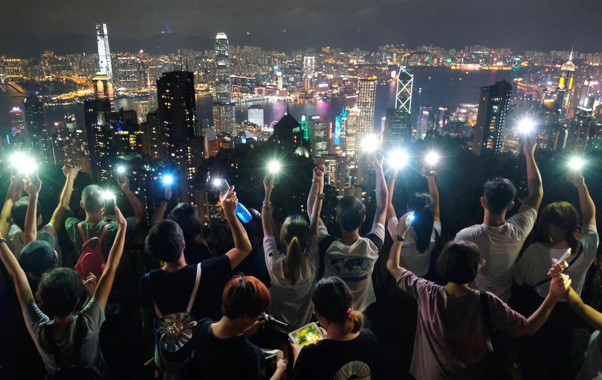 Hong Kong protesti Kitajska | V zadnjih nekaj dneh so protestniki začeli peti pesem Slava Hongkongu, ki je postala nekakšna himna upora. Vladni podporniki na drugi strani pojejo kitajsko himno. | Foto Reuters
