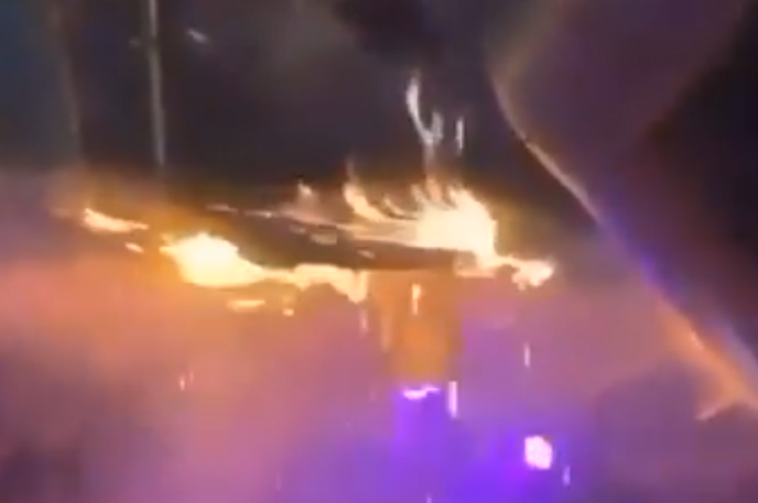 Carns Montana | Smrtonosen požar so, kot smo že pisali, najverjetneje zanetile iskre iz tortnih fontan, nameščenih na steklenicah šampanjca. | Foto X/@PaulTrismuth