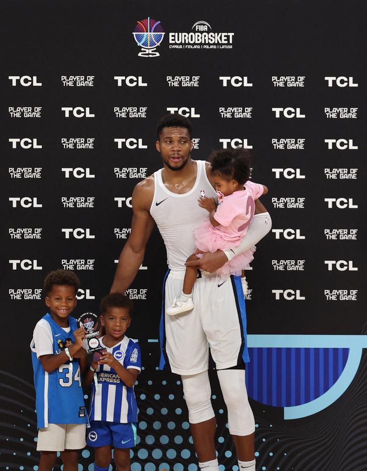 Giannis Antetokounmpo je proslavljal tretje mesto na EuroBasketu s svojimi najmlajšimi. | Foto: Reuters