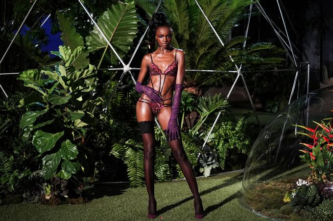 Kreacije spodnjega perila je Rihanna predstavila na tednu mode.  | Foto: Reuters