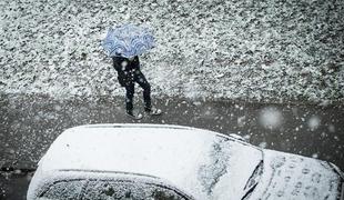 Ponekod po državi že sneži, do jutra ponekod četrt metra snega (foto)