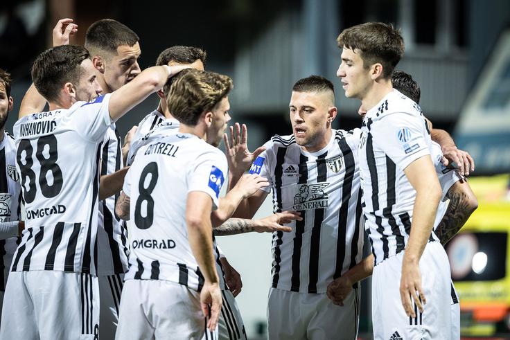 Amadej Maroša je v 20. minuti popeljal Muro v vodstvo. To je bil njegov deseti zadetek za črno-bele v tej sezoni, ki pa Muri ni pomagal do preboja v finale. | Foto: Jure Banfi/alesfevzer.com