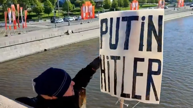 Incident v Moskvi: Razglasil "Putin je Hitler" in skočil v globino #video