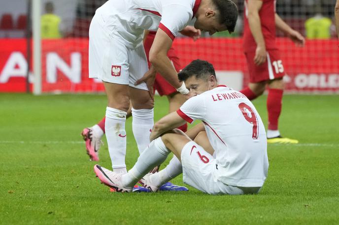 Poljska Turčija Robert Lewandowski | Robert Lewandowski je po pol ur igre zaradi poškodb in bolečin moral zapustiti zelenico. | Foto Guliverimage