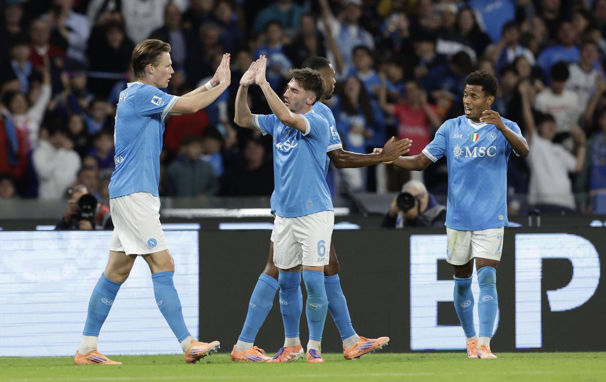 Napoli | Napoli je v derbiju s 3:1 premagal Inter in zavzel prvo mesto serie A, a zmaga ima grenak priokus, saj se je poškodoval Kevin De Bruyne. | Foto Guliverimage