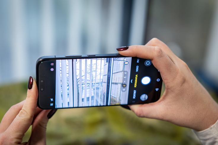 Zaslon pametnega telefona Honor Magic8 Pro se lahko pohvali z izjemno svetilnostjo (do kar šest tisoč nitov), ki je niti močna sončna svetloba ne more premagati. | Foto: Gaja Hanuna