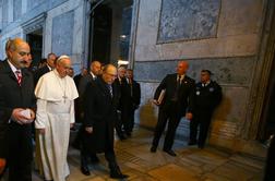 Papež v Turčiji obiskal Modro mošejo in Hagio Sofio