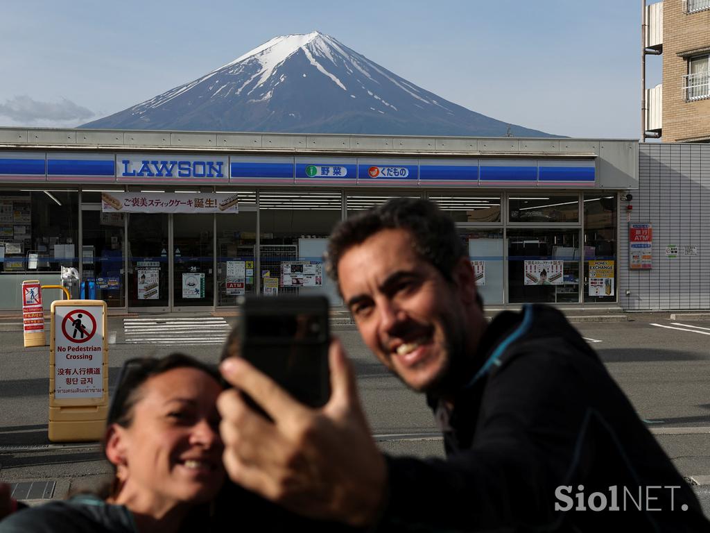 Japonsko mesto zastrlo pogled na goro Fuji