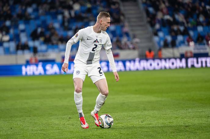 Žan Karničnik | Žan Karničnik je v četrtek Sloveniji pomagal do neodločenega rezultata (0:0) na Slovaškem. V nedeljo sledi povratna tekma v Ljubljani, nato pa se Korošec vrača v Celje, s katerim ga 10. aprila čaka nepozabna izkušnja, nastop proti Fiorentini pred rekordnim številom navijačev. | Foto Guliverimage