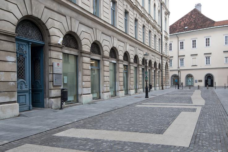 Ob obnovi Mačkove ulice so prišli do temeljev starih hiš na ulici, danes jih označujejo svetli tlakovci. | Foto: Matic Klanšek Velej/Sportida
