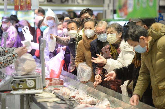 Simptomi prvih primerov koronavirusa so bili podobni simptomom pljučnice. | Foto: Reuters