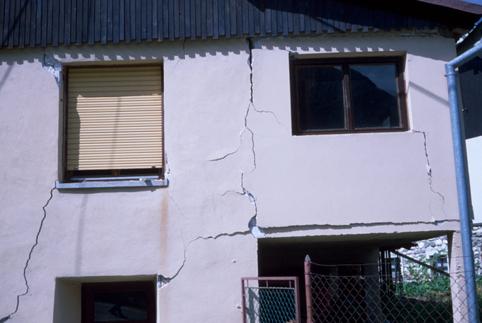 Močno poškodovana zgradba v Čezsoči kaže neprimerno dozidavo prizidka. Fotografija je nastala po potresu 12. julija 2004. Fotografija pozarja na pomembnost kakovostne gradnje in potresne utrditve stavb za preprečevanje tovrstnih posledic. | Foto: Arso