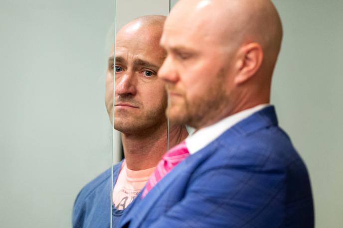 Joseph David Emerson | Joseph Emerson je na sodišču v petek dejal, da po zaužitju gob ni mogel zaznavati resničnosti, a da to seveda ne pomeni, da je ravnal pravilno. "Zaradi te težke poti sem boljši oče, mož in član skupnosti," naj bi dejal. | Foto Guliverimage