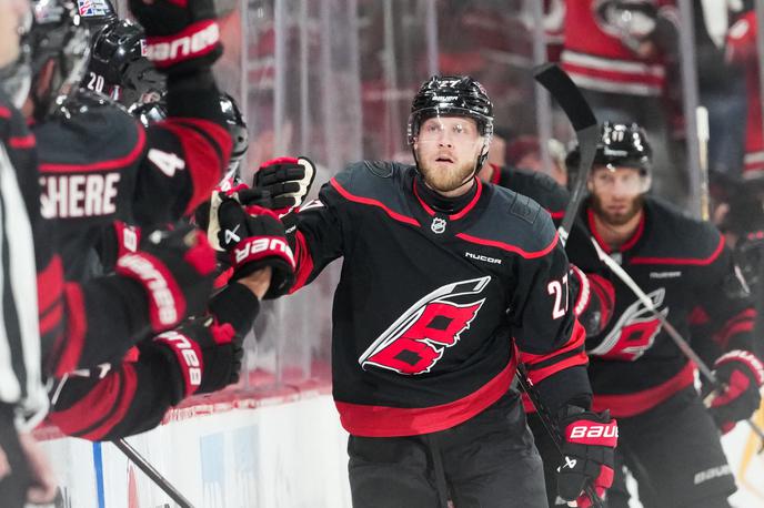 Nikolaj Ehlers | Hokejisti Caroline Hurricanes so v finalu vzhodne konference premagali Montreal Canadies s 3:2 po podaljšku in izenačili serijo v zmagah na 1:1. | Foto Reuters