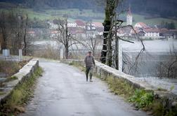 Planinsko jezero narašča, prebivalci za zdaj na suhem (video)