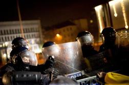 Policisti na protestih prijeli dve osebi z nožema na preklop (FOTO)