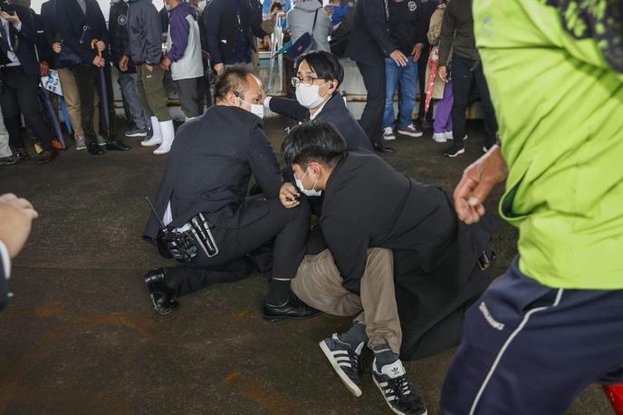 Fumio Kishida | Neznanec je proti premierju zalučal srebrni valj.  | Foto Reuters