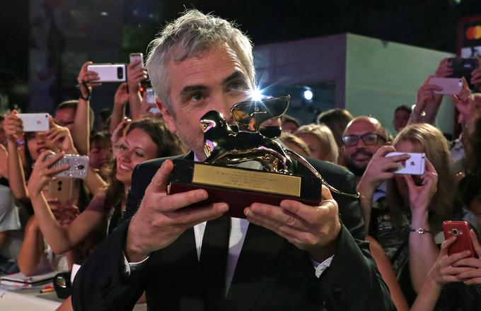 Režiser Alfonso Cuaron z zlatim levom za film Roma. Pol leta kasneje je slavil tudi na oskarjih. | Foto: Reuters