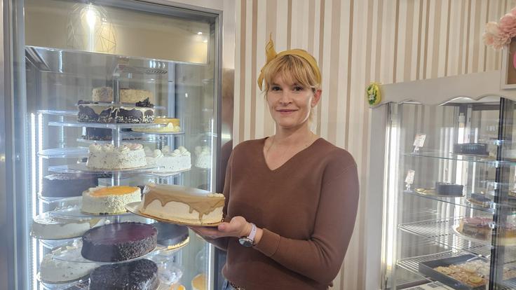 "V slaščičarni Butik torti v Zagrebu imamo zaposlenih 12 ljudi, opis mojega dela pa je: dekle za vse (smeh, op. p.)." | Foto: osebni arhiv Nuše Rajher