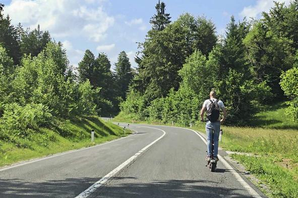 Noro, koga smo dohiteli: s skirojem po "regionalki", hitrost tudi prek 60 km/h #video