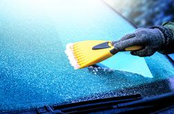 Hladno jutro: zaledenela stekla na avtomobilu presenetila voznike #animacija