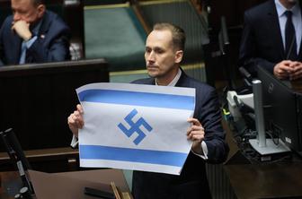 Poljski poslanec v parlamentu razkazoval izraelsko zastavo s svastiko #video