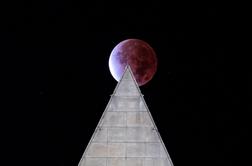 Tako je bila ponoči videti redka "super krvava luna" #video