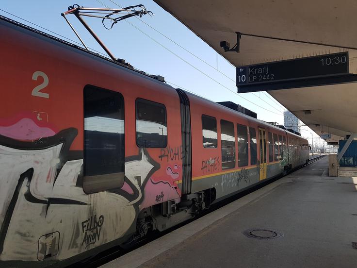 V slovenskih mestih potniki morajo izbirati - ali mestni avtobus ali vlak. Imetniki mesečne vozovnice za ljubljanski avtobus si tako ne morejo pomagati z vlakom, ki je na isti relaciji veliko hitrejši od mestnega avtobusa. | Foto: Srdjan Cvjetović