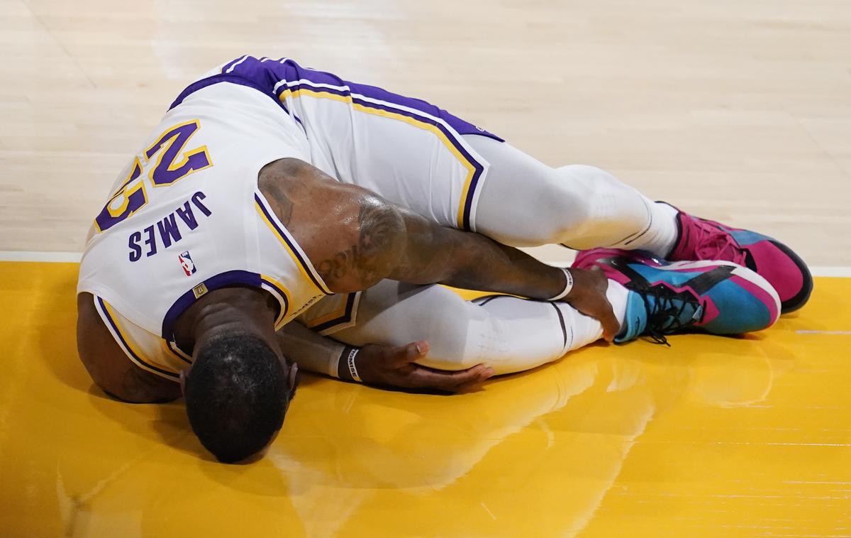 LeBron James | Prvi zvezdnik lige NBA LeBron James si je na tekmi proti Atlanti poškodoval gleženj na desni nogi in bo dlje časa odsoten s parketa.  | Foto Guliver Image