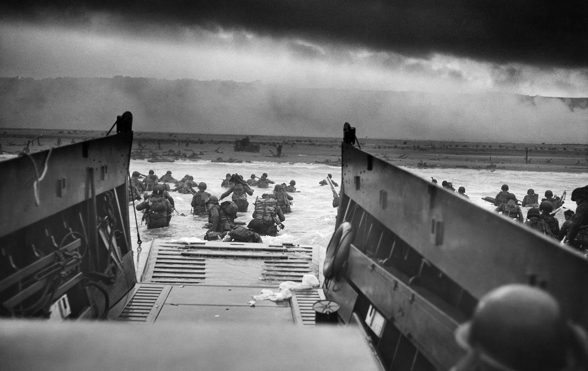 Izkrcanje v Normandiji - obala Omaha | Na dan D so imeli največji izgub ameriški vojaki, ki so naskakovali dobro utrjeno, zaminirano in branjeno obalo Omaha (na fotografiji). Pri amfibijskem izkrcanju na Normandijo 6. junija je sodelovalo okoli 350 tisoč zavezniških vojakov in mornarjev (vse skupaj je v operaciji Overlord sodelovalo več kot milijon ameriških vojakov). Zavezniško izkrcanje je na normandijski obali skušalo preprečiti nekaj več kot 50 tisoč nemških vojakov. Zavezniki so imeli več kot deset tisoč mrtvih in ranjenih, nemška stran pa do devet tisoč mrtvih, ranjenih in pogrešanih. | Foto Wikimedia Commons