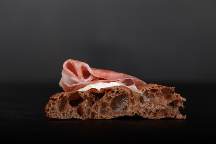 Ječmenovo testo, parmezanova pena, pršut San Daniele | Foto: Fétiche Bar