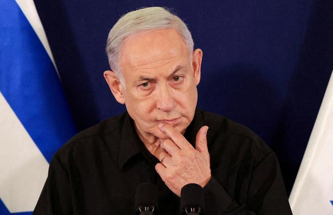 V sojenju, ki traja že več kot tri leta, je Netanjahu obtožen domnevne goljufije, zlorabe zaupanja in prejemanja podkupnine v treh ločenih primerih, ki vključujejo močne medijske mogotce in bogate sodelavce. | Foto: Reuters