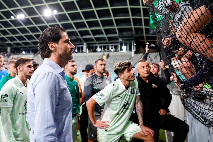 Olimpija Celje | Jorge Simao je bil po polomu Olimpije proti Celju (0:5) na "zagovoru" pri navijačih Olimpije, v četrtek pa bo poskušal popraviti vtis in popeljati zmaje do evropskega uspeha proti Egnatii. Vodstvo kluba mu, kot kaže, še naprej zaupa. | Foto Aleš Fevžer