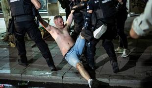 Srbija krvavi: Vučićevi miličniki brezkompromisno nad vse protestnike, tudi nad mladoletne