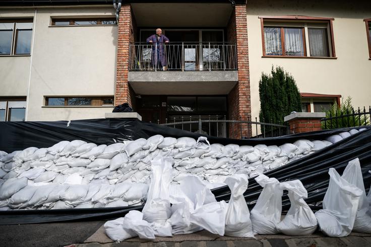 Poplave v Evropi Na Madžarskem se pripravljajo na najhujše in na izpostavljena območja nameščajo poplavne vreče. | Foto: Reuters