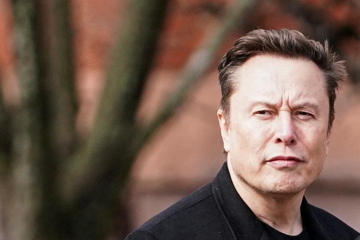Elon Musk Elon Musk je bil za Ukrajince v prvih šestih mesecih po ruski invaziji junak z druge strani Atlantika. Državi, kjer je bil po številnih ruskih napadih uničen dobršen del ključne infrastrukture, je s tisoči terminali za dostop do satelitskega interneta Starlink vrnil povezljivost. Odnosi med Muskom in Ukrajino so se začeli ohlajati, ko je Musk ukrajinskim oboroženim silam preprečil napad na rusko vojaško ladjevje v Sevastopolu na polotoku Krim z droni, tako da tam ni dovolil pokritosti s signalom Starlink. To je pomenilo, da Ukrajinci dronov niso mogli voditi do cilja, saj so se zanašali na internetni signal. Musk naj bi se namreč bal, da bi takšna poteza Ukrajine sprožila jedrski odziv Rusije in posledično tretjo svetovno vojno. | Foto: Reuters