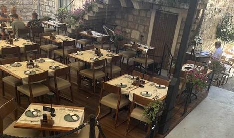 Hvar prazen, pivo 8,5 evra, špageti 29 evrov: "Počakajte, da se vrnejo v normalnost"