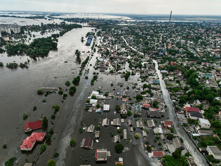 Poplavljeni Herson po eksplozijah na jezu hidroelektrarne Nova Kahovka, junij 2023 | Foto: Shutterstock