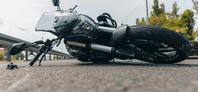 Tragedija pred gradbiščem: italijanski motorist umrl po trčenju v drugega motorista