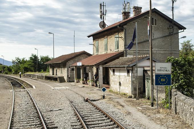 Če razmišljate o tem, da bi se z vlakom zapeljali v Buzet, nikar ne spreglejte, da je od postaje do središča istoimenskega mesta sedem kilometrov razdalje in nekaj sto metrov višinske razlike. | Foto: Ana Kovač