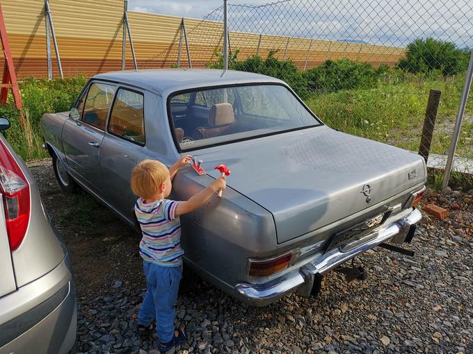 Pri restavraciji mi ''pomaga'' tudi štiriletni sin. Moj projekt je postal družinski in navezanost na avto je še toliko večja, vse bolj se mi dozdeva, da bo za vedno ostal član družine. | Foto: Gašper Pirman