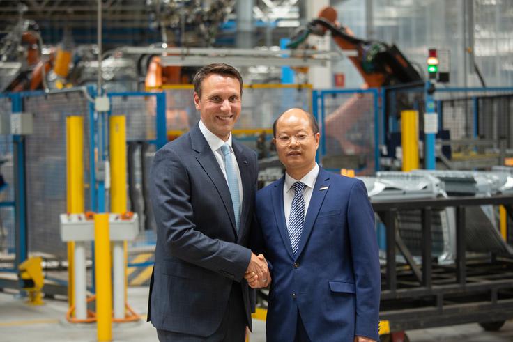 Od leve proti desni: Jim Baumbick, predsednik Forda za Evropo, in Alex Nan, podpredsednik skupine Geely Auto. | Foto: Ford