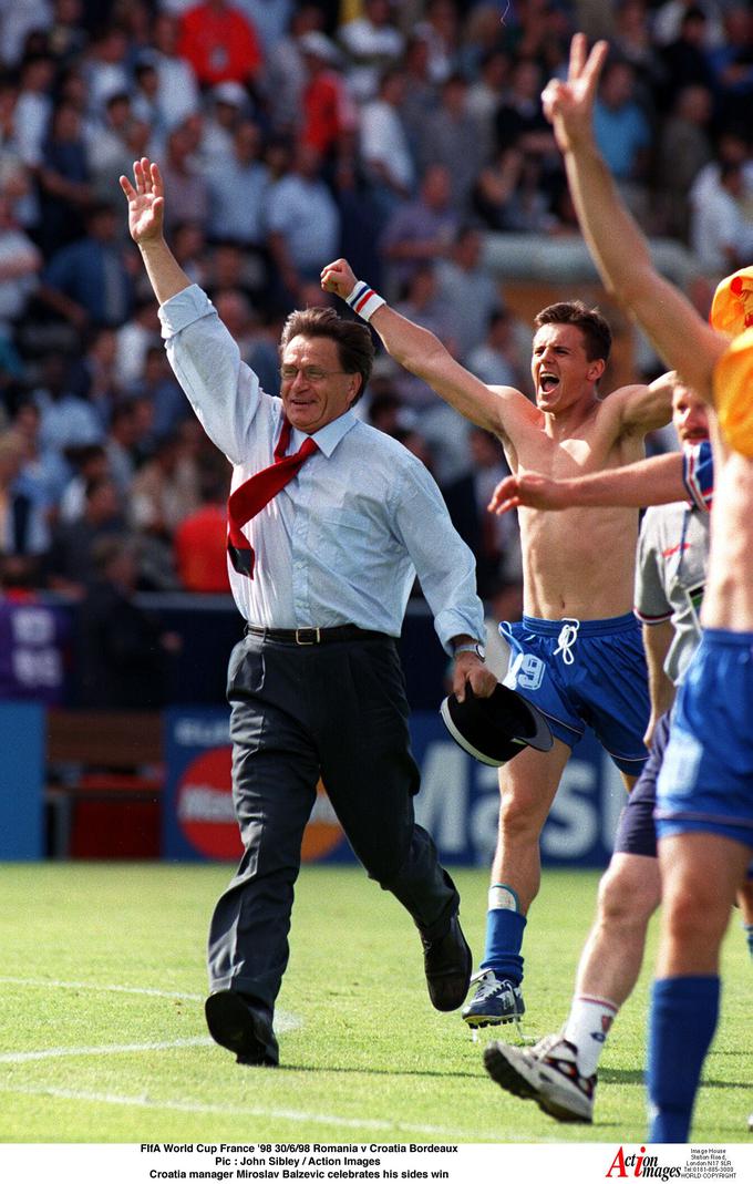Miroslav Blažević se v izločilnem delu SP 1998 ni mogel ločiti od žandarske kape. Izžarevala je posebno energijo in postala njegov talisman. Tako se je veselil po zmagi v osmini finala nad Romunijo (1:0).  | Foto: Reuters
