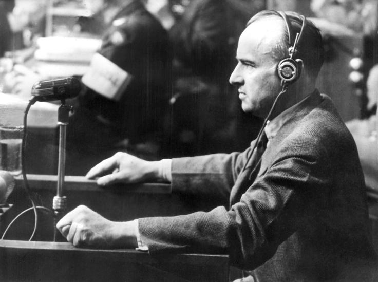 Hans Frank Nacist Hans Frank je bil vodja Generalne Gubernije, ki je obsegala del predvojne Poljske. Tu je izvajal izjemno ostro politiko do Poljakov in Judov. Zaradi vojnih zločinov in zločinov proti človeštvu so ga na nürnberškem procesu obsodili na smrt. Usmrtili so ga oktobra 1946. Na fotografiji: Frank na omenjenem procesu. | Foto: Guliverimage