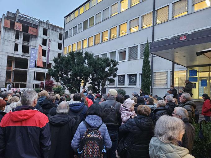 Protestni shod novinarjev in podpornikov Večera proti selitvi v prostore župana Saše Arsenoviča. | Foto: Matic Prevc/STA