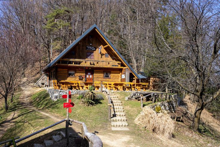 Ob Celjski planinski poti je tudi planinska koča PD Grmada – Pečovniška koča pod samo Grmado. | Foto: Matej Podgoršek