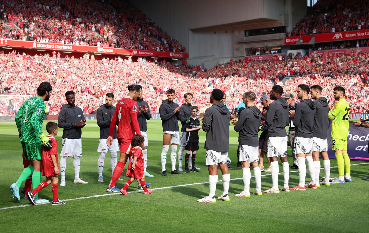 Liverpool Arsenal | Tako so nogometaši Arsenala pred tekmo pozdravili prvake, igralce Liverpoola. | Foto Reuters