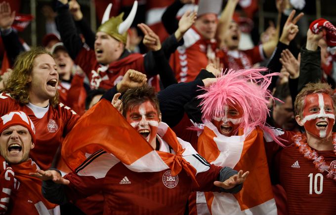 Več tisoč danskih navijačev si je lahko na Irskem dalo duška. Danci so se uvrstili na prvo veliko tekmovanje po letu 2012. V Rusiji bodo nastopili na petem svetovnem prvenstvu. | Foto: Reuters